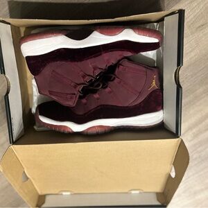 Jordan Retro 11 Sneakers in burgundy and Gold